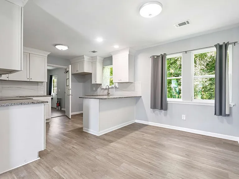 4421 Jenwood St — Photo 2