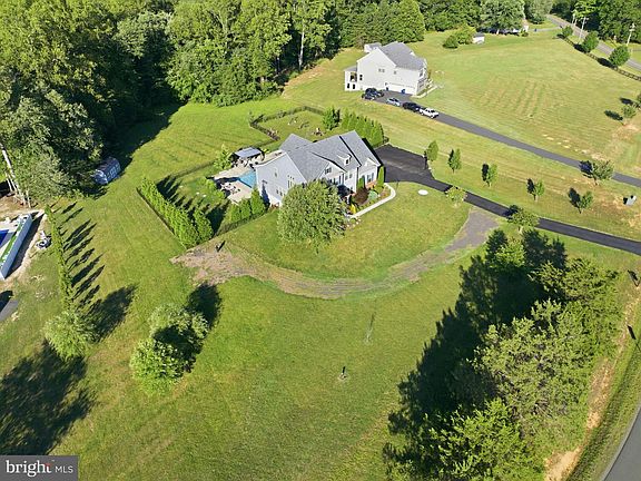 4th image of 40 Edgewater Dr