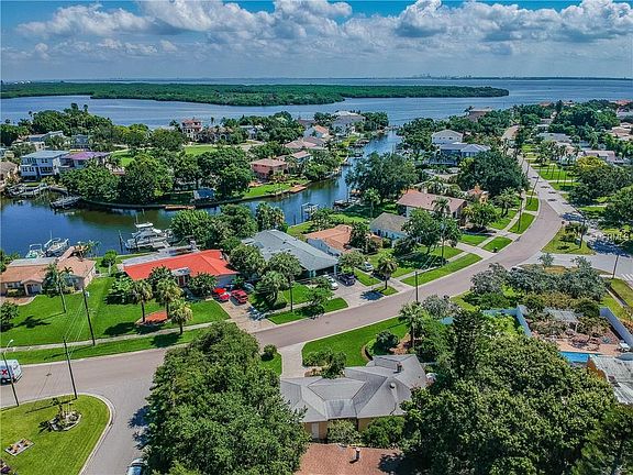 3rd image of 1954 Bayou Grande Blvd NE