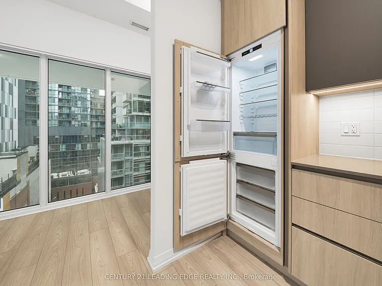 400 King St W #908 — Photo 8