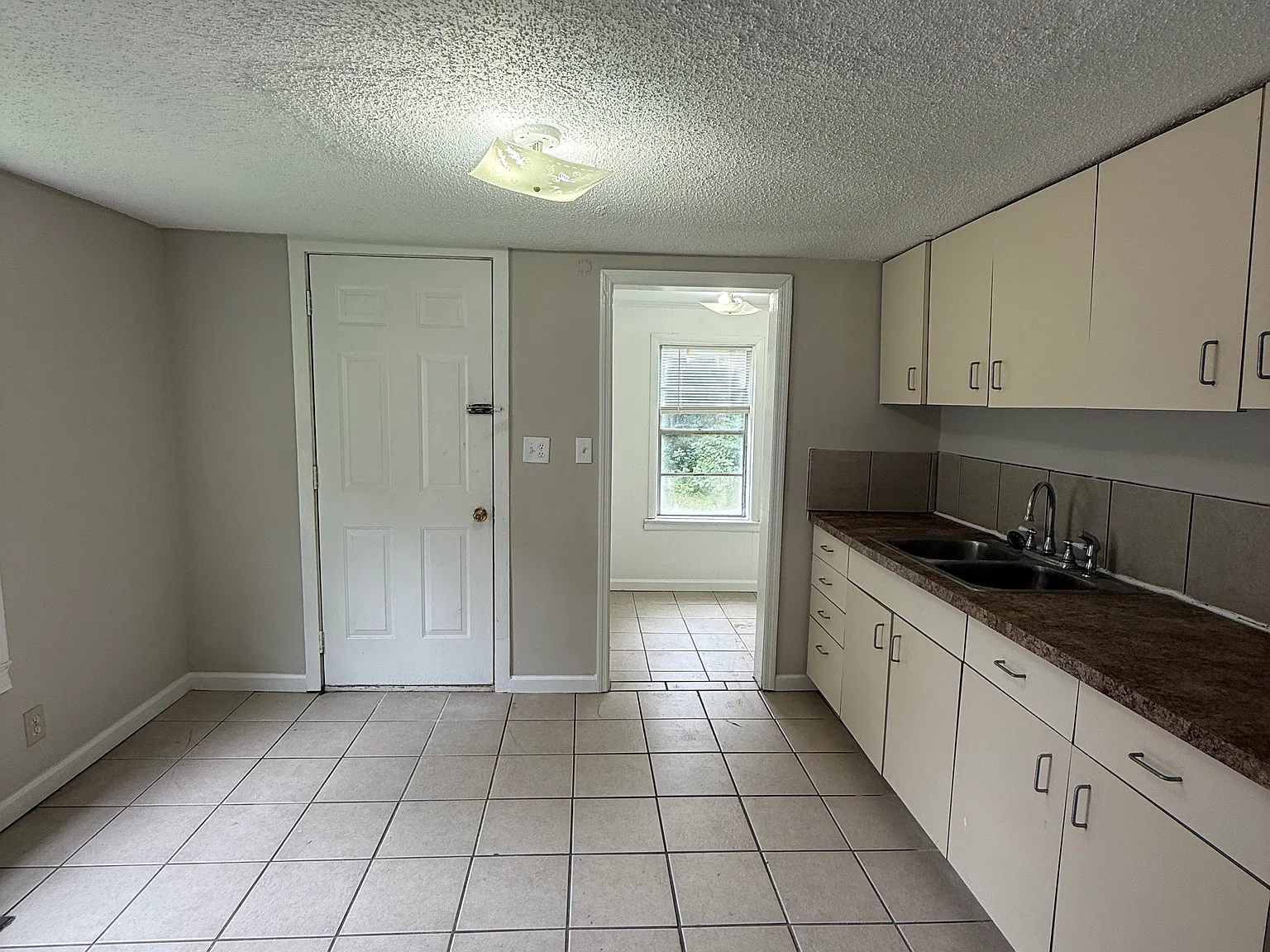 3 bed, 1014 sqft, $975 — Photo 2