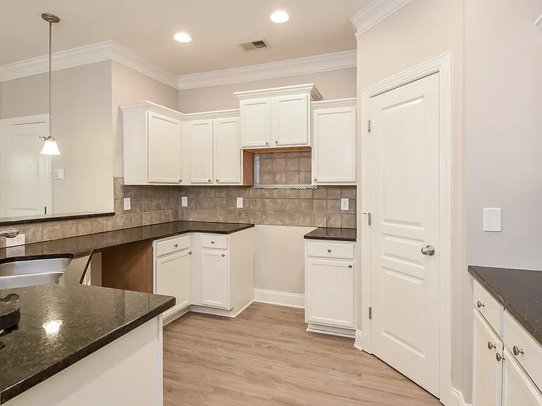 121 Townview Dr — Photo 8