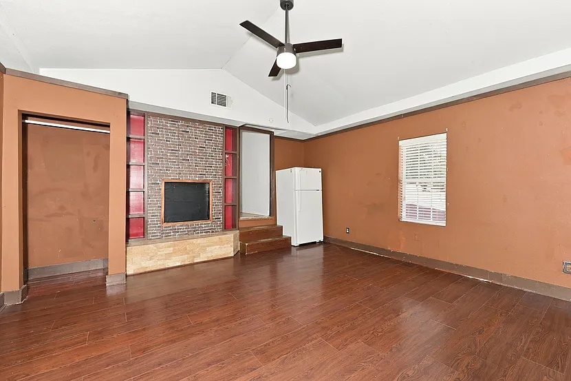 3 bed, 800 sqft, $1,950 — Photo 2