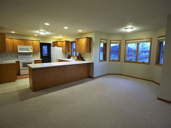 5th image of 228 Winslow Dr
