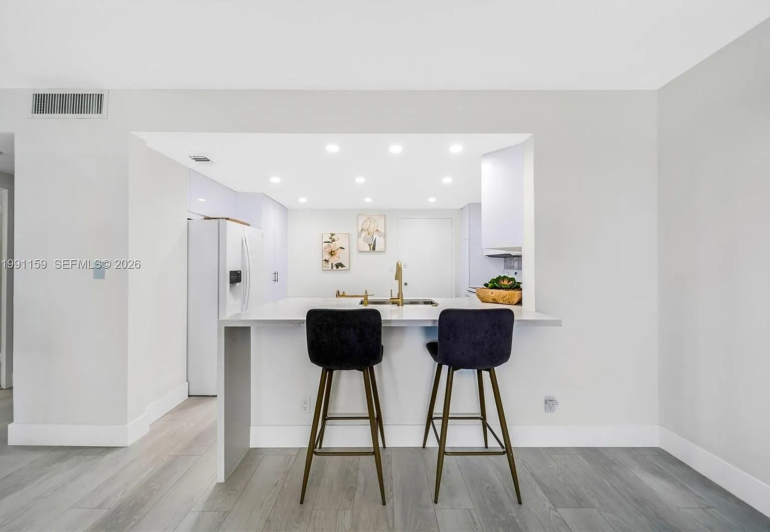 Sky Harbour East Condo — Photo 3