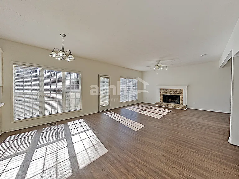 1045 Fieldstone Dr — Photo 9