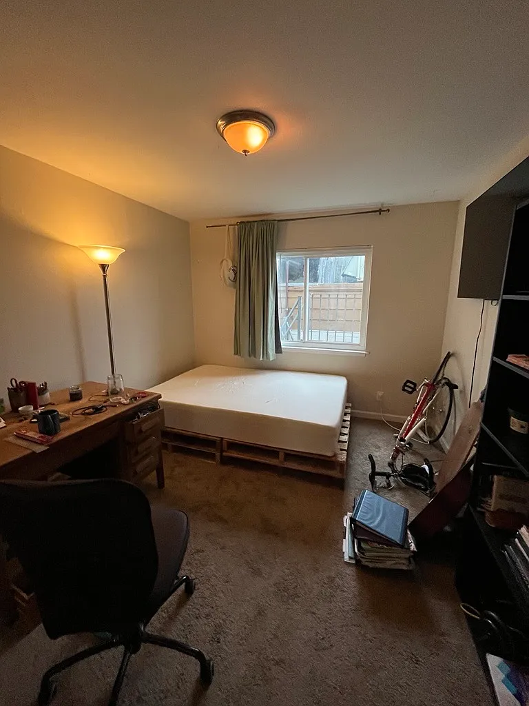 3 bed, 900 sqft, $1,200 — Photo 1