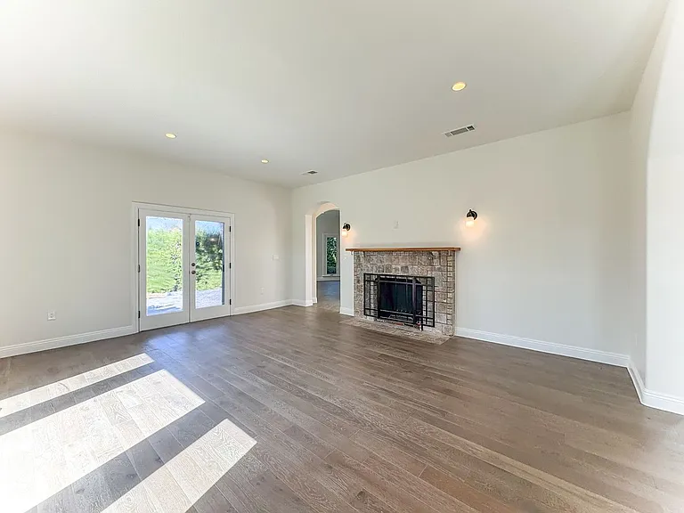 1043 S Plymouth Blvd — Photo 15