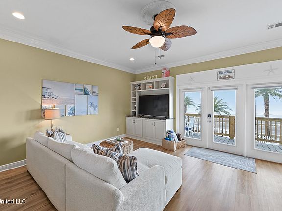 5th image of 806 W Beach Blvd