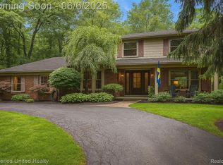 11187 Shadywood Dr, Brighton, MI