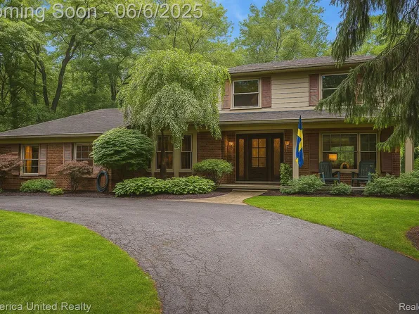 11187 Shadywood Dr, Brighton, MI 48114