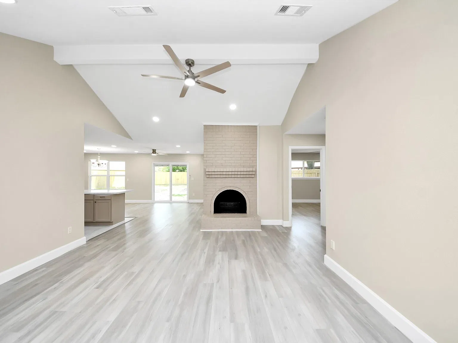 4 bed, 3.0 bath, 2113 sqft, $2,300 — Photo 4