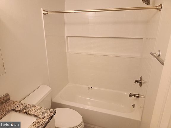 No issues with bathtub, the place has been throughly cleaned since these real estate photos were taken.