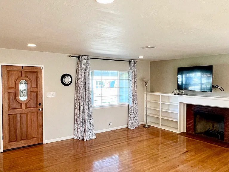 2436 Parkwood Dr — Photo 4
