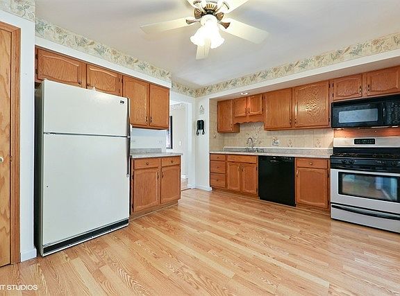 3rd image of 5 Sheridan Ct