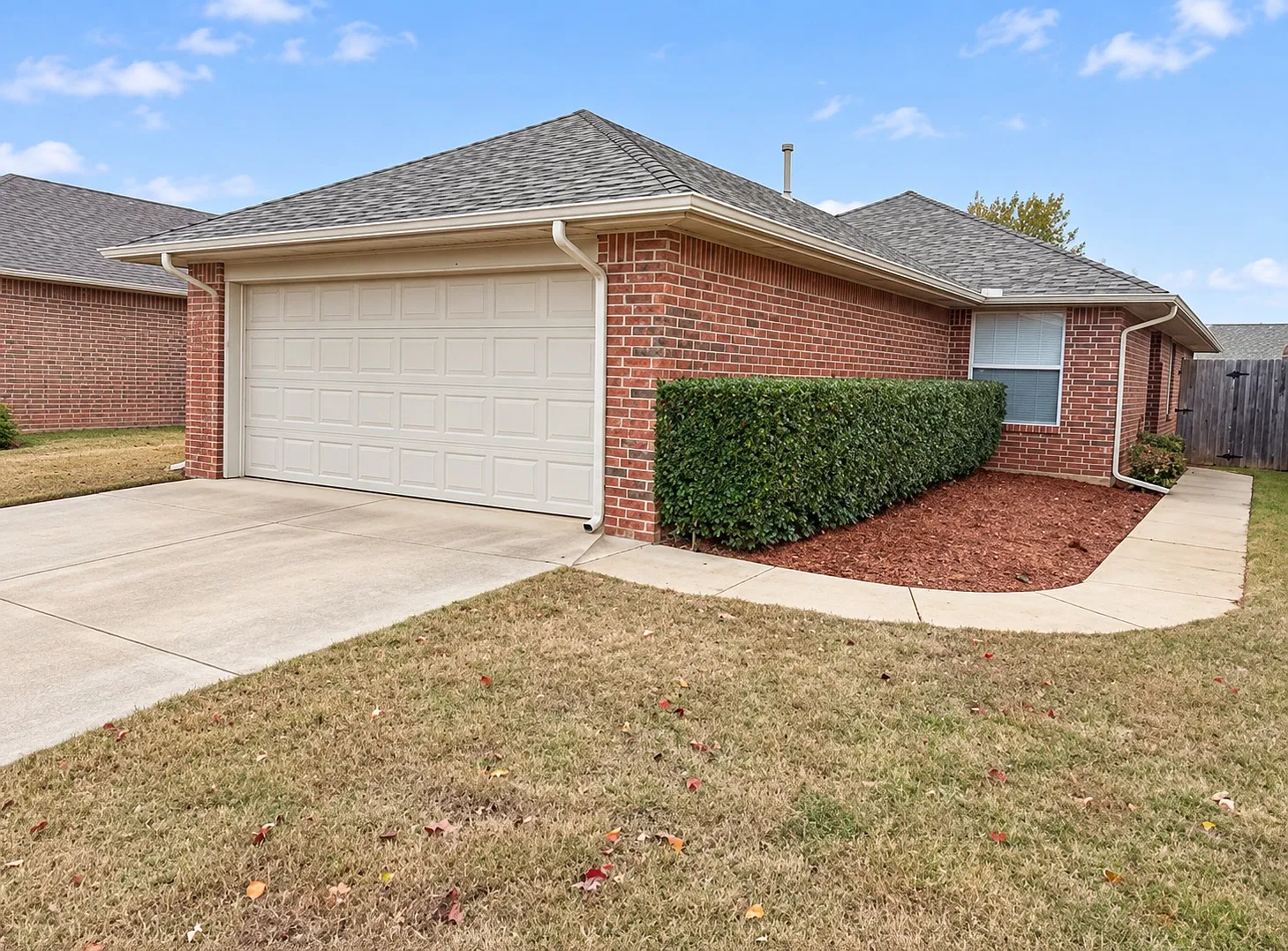 3 bed, 1300 sqft, $1,350 — Photo 1