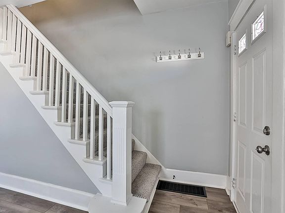 3rd image of 3208 Caroline Ave