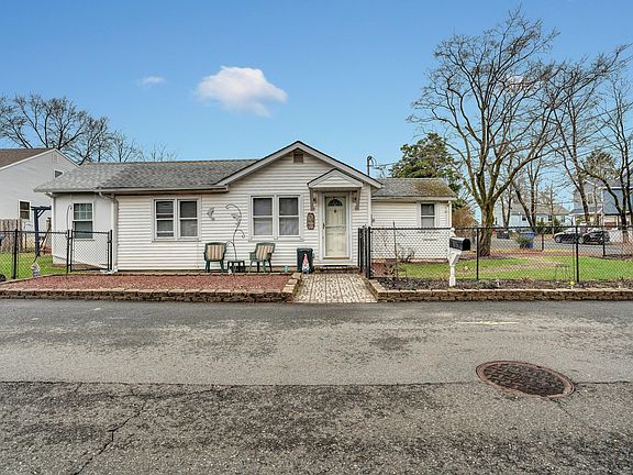 2nd image of 921 Gilbert Ave