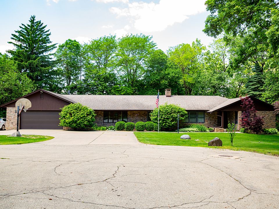 1st image of 540 Hidden Lake Dr