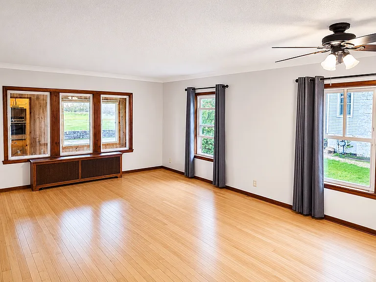 915 W 3rd St #1 — Photo 3