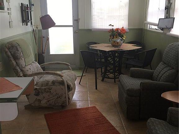 4th image of 311 NE Tropicalia Ln