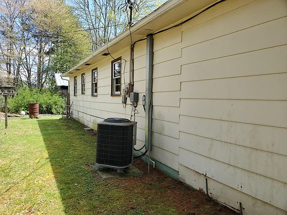 3rd image of 636 Hospital Hill Ln
