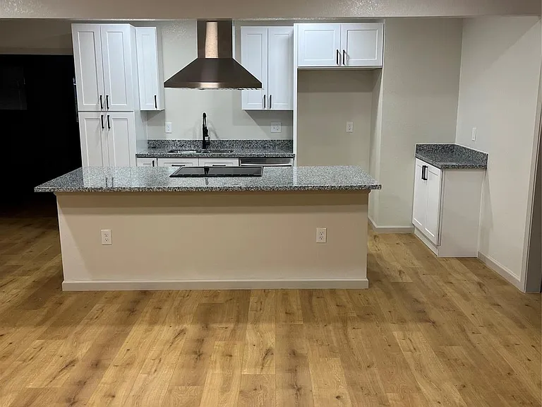 902 Alice St — Photo 3
