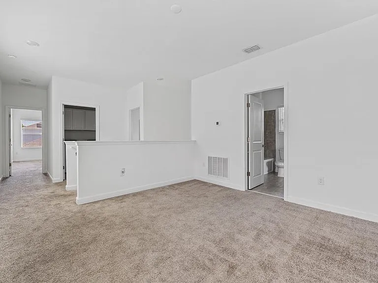 2999 Addison Blvd — Photo 16