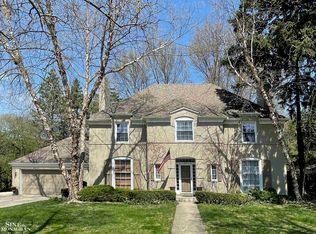 212 Stephens Rd, Grosse Pointe Farms, MI 48236