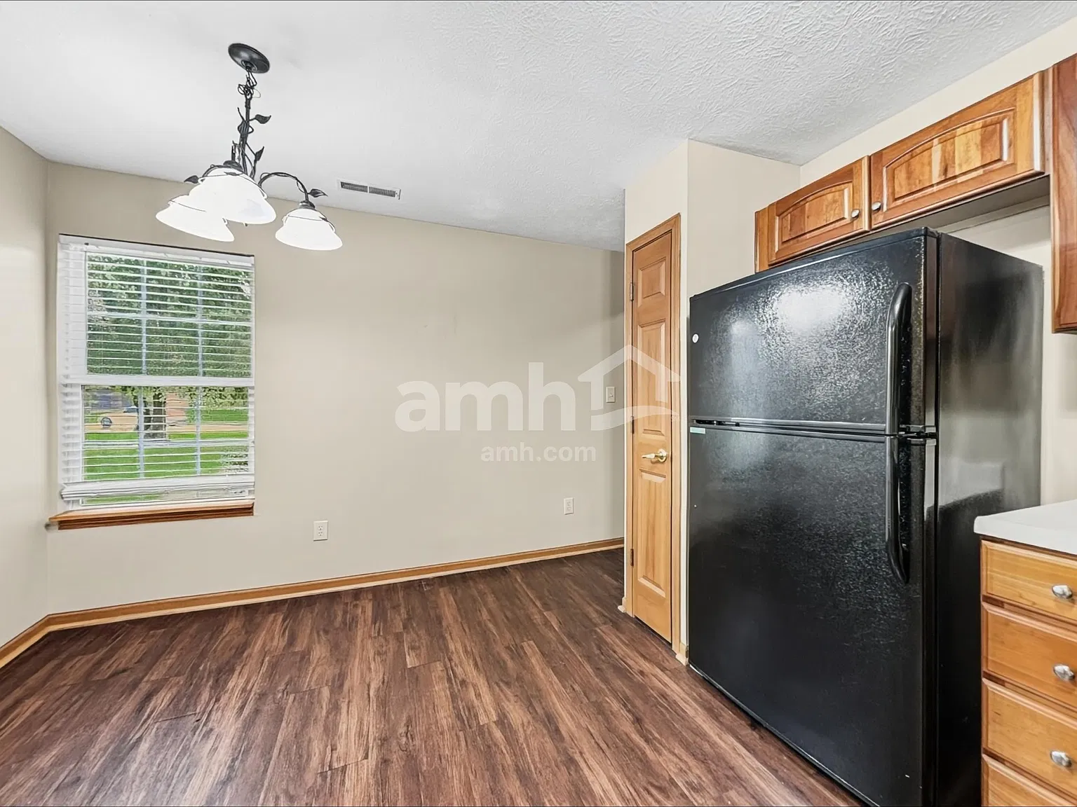 3 bed, 2.0 bath, 1292 sqft, $2,015 — Photo 3