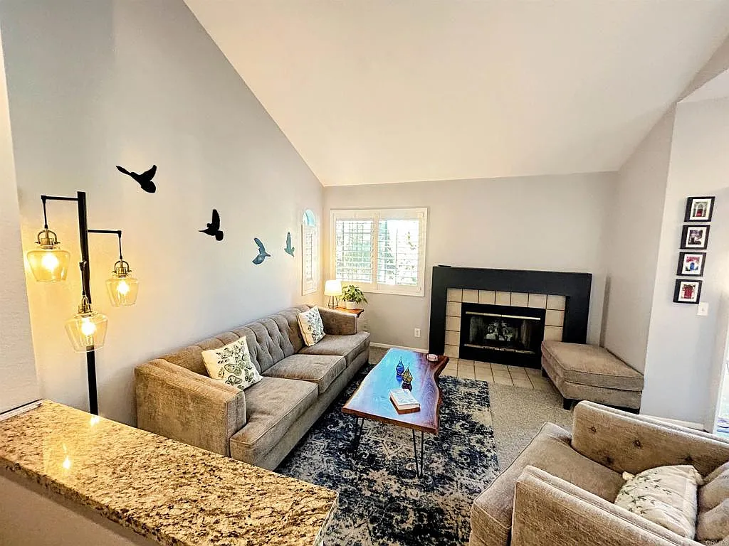 2 bed, 1.5 bath, 874 sqft, $2,700 — Photo 2