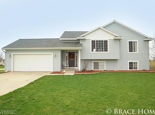 1070 Barnwood Dr, Wayland, MI 49348
