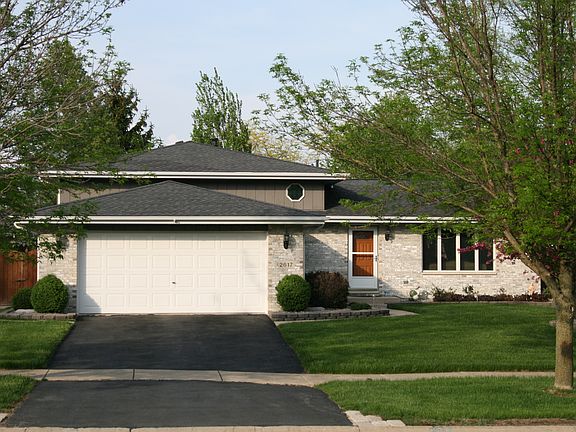 3rd image of 2617 Calumet Ave