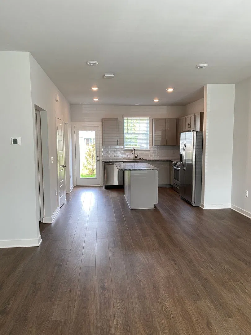 Blackman School Zoned - 3 BR 2.5 BA - Open Floor Plan! — Photo 2