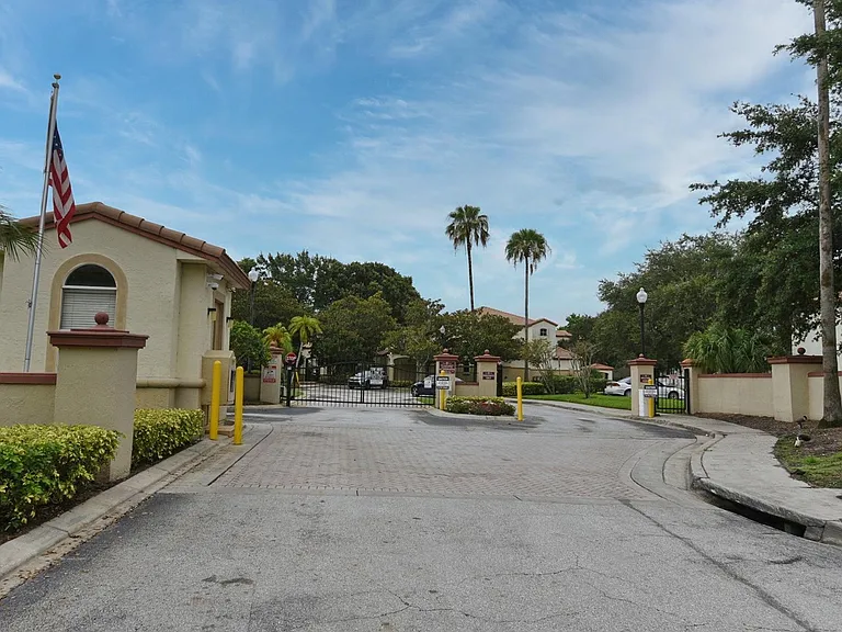 826 Camargo Way #305 — Photo 4