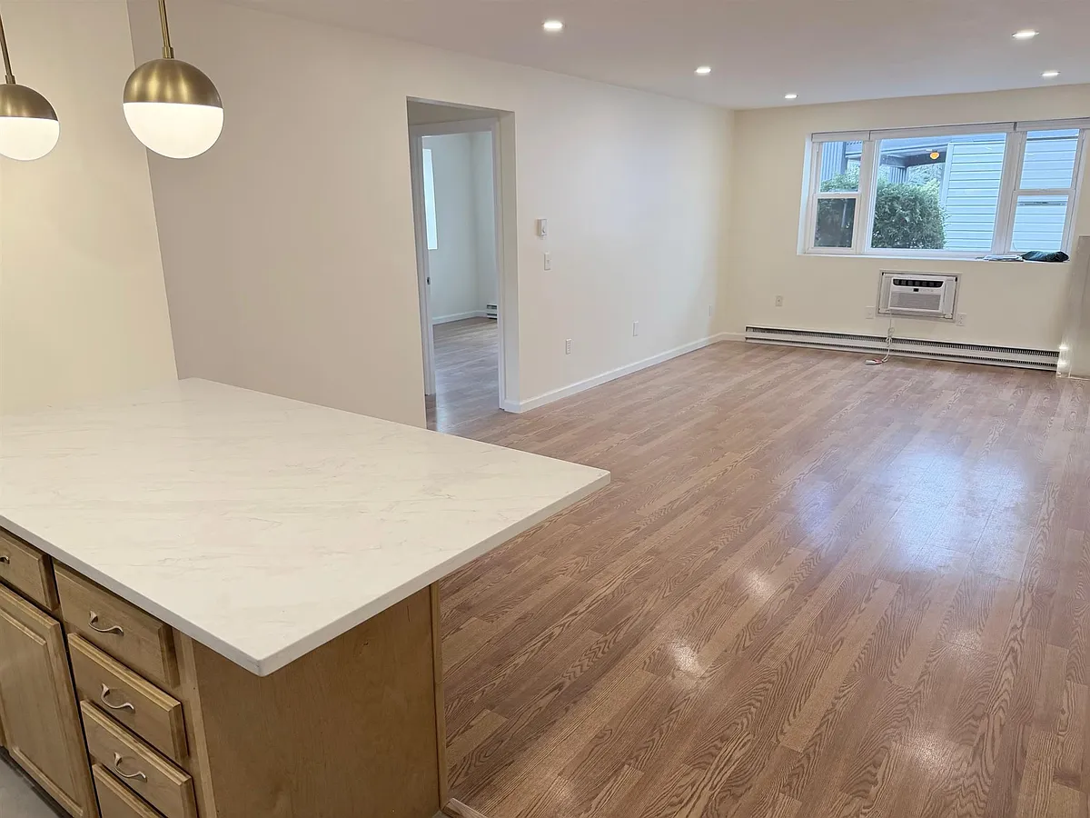 Building Photo - 104 Trowbridge St #5