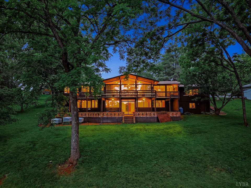 1st image of 305 Lake Ridge Dr