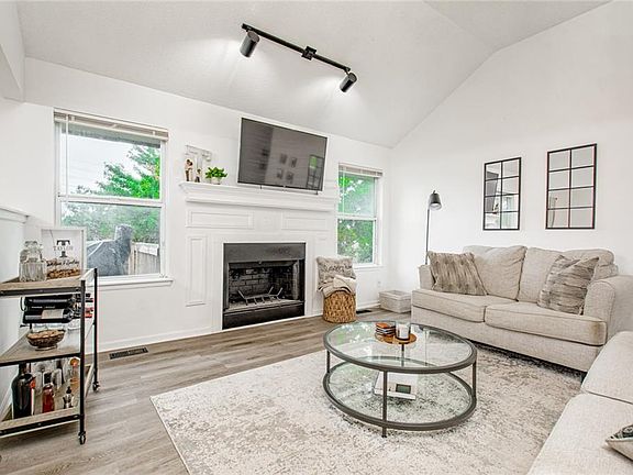 4th image of 2012 NE Summerfield Ct