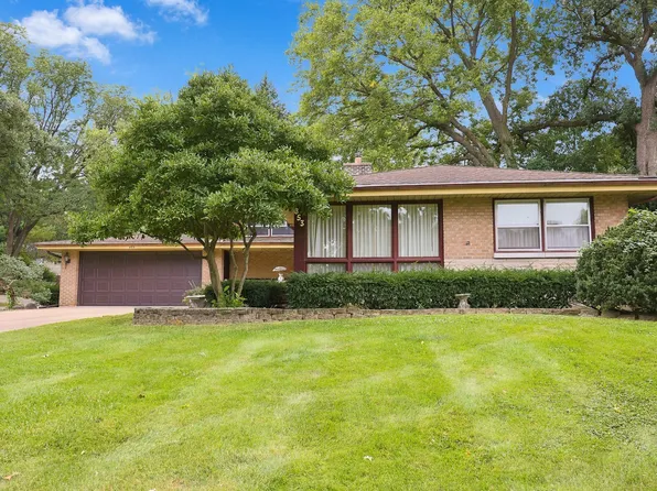 853 Edgewater Dr, Naperville, IL 60540