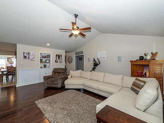 5th image of 219 Pinecrest Cir