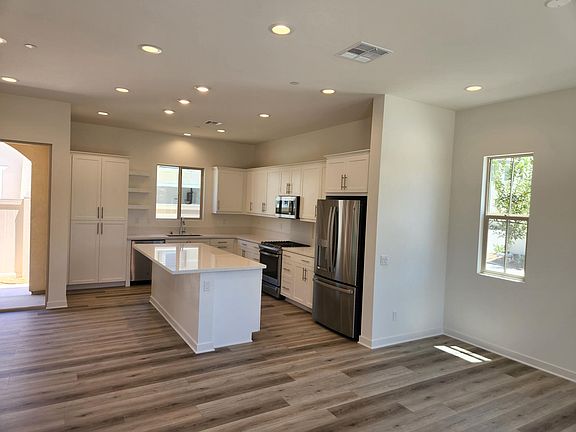 3rd image of 478 Clubhouse Dr