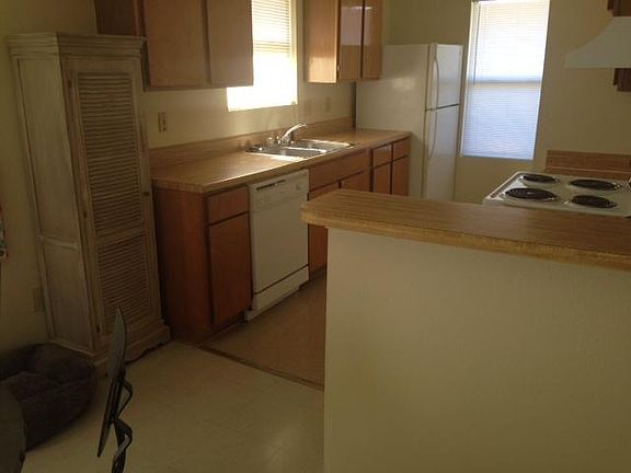 3rd image of 104 Jardin Ct