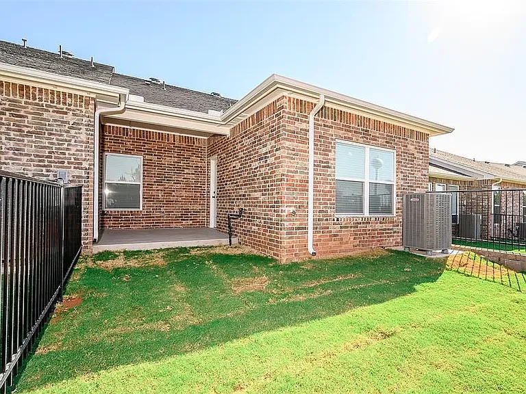 629 Harbor Town Dr — Photo 21