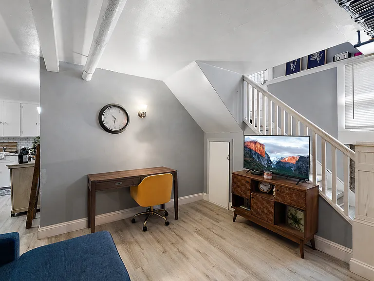 405 E 6th St #6 — Photo 4