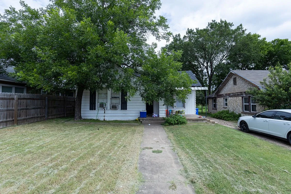 2 bed, 1.0 bath, 1184 sqft, $1,300 — Photo 1