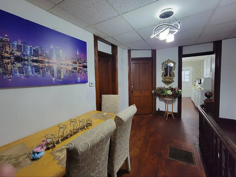 400 York Pl — Photo 2