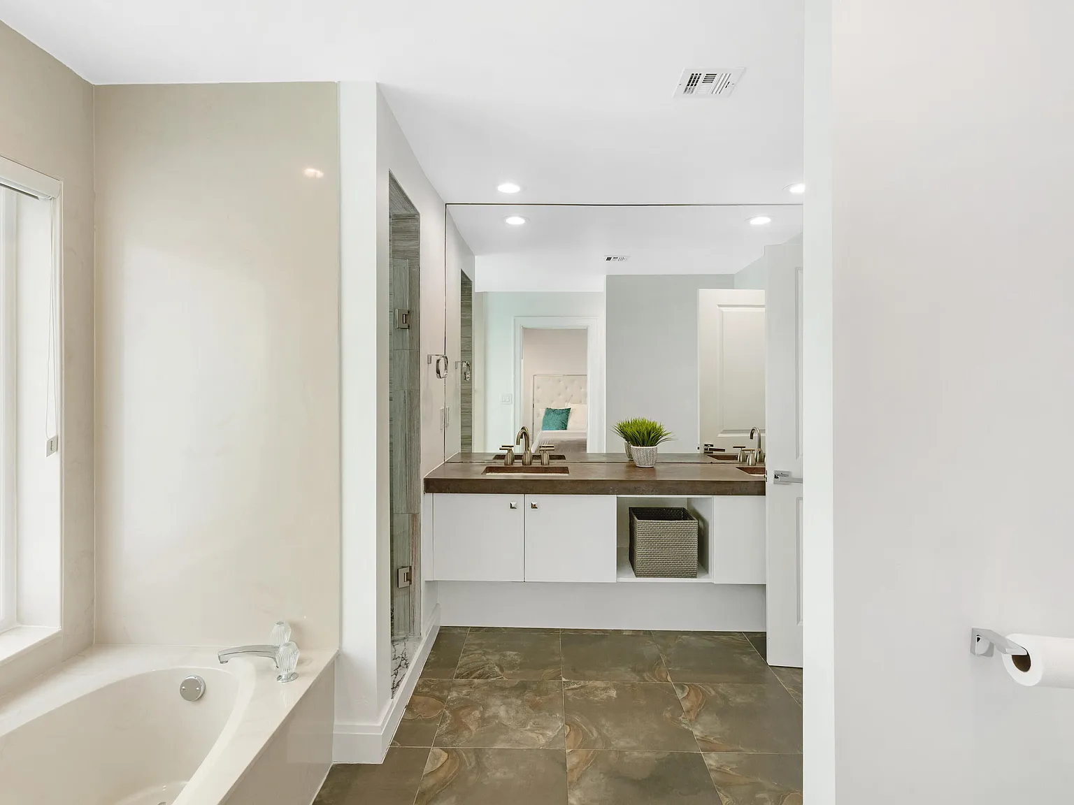 4 bed, 2.0 bath, 3322 sqft, $25,000 — Photo 3
