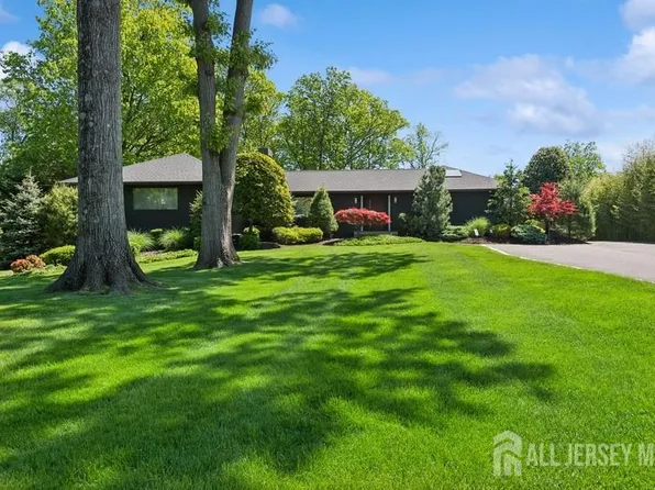 29 Oak Grove Ln, Edison, NJ 08820