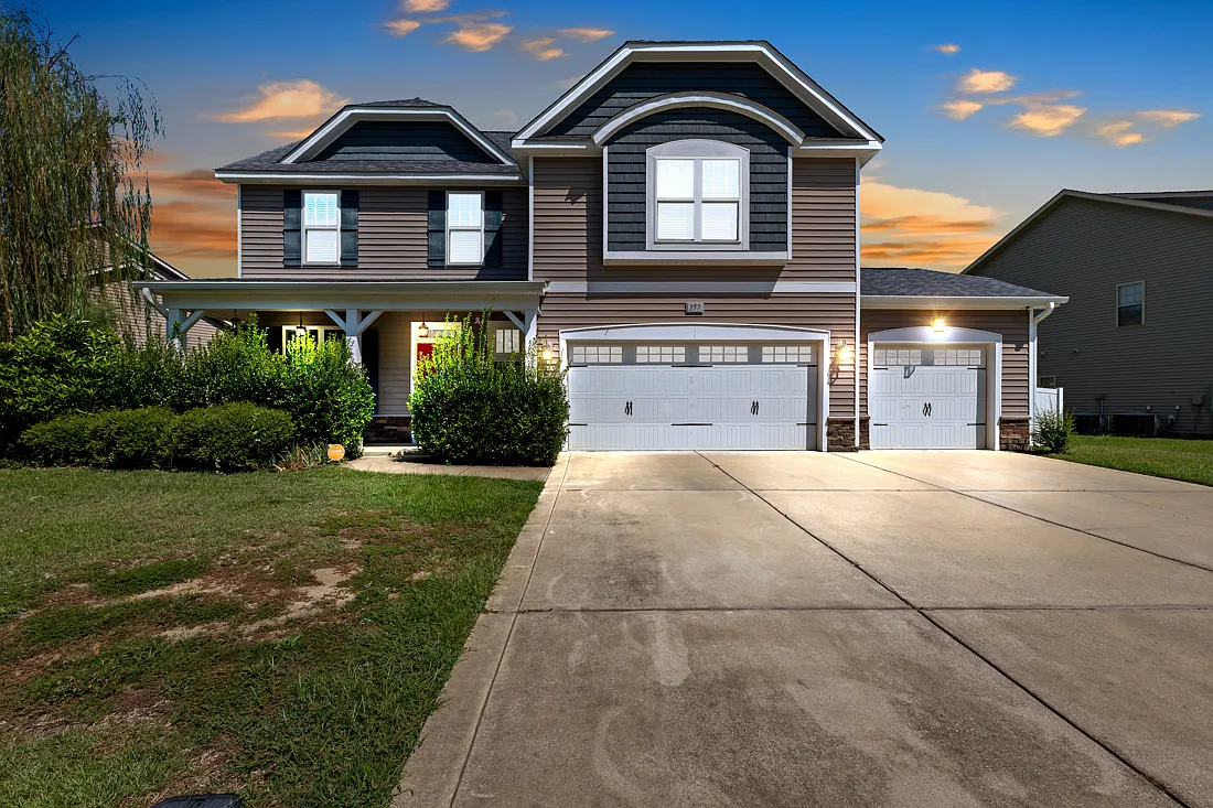 4 bed, 2.5 bath, 2289 sqft, $2,300 — Photo 1