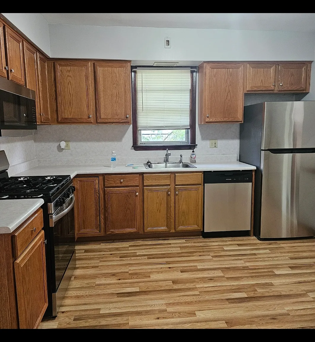3 bed, 1.0 bath, 900 sqft, $1,900 — Photo 2